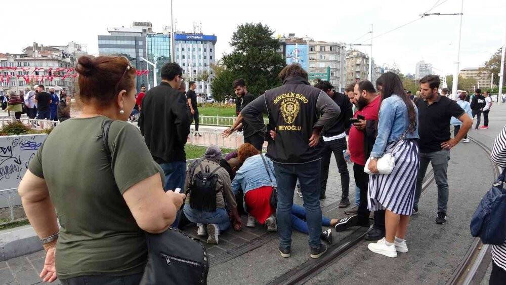 Şeker krizine giren kadın turist Taksim’de yere yığıldı, yardımına polis koştu
