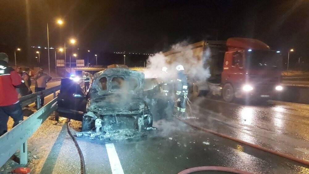 Seyir halindeki otomobil alev topuna döndü