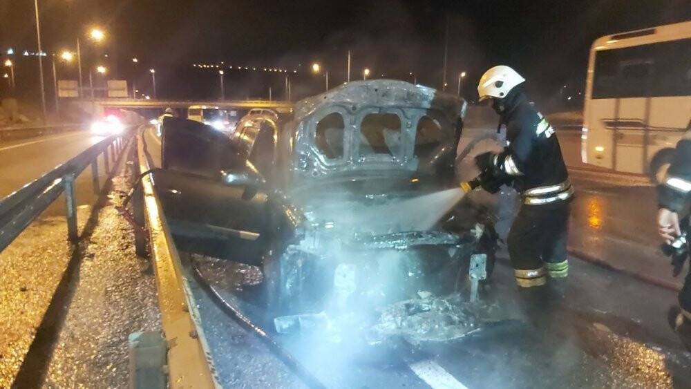 Seyir halindeki otomobil alev topuna döndü