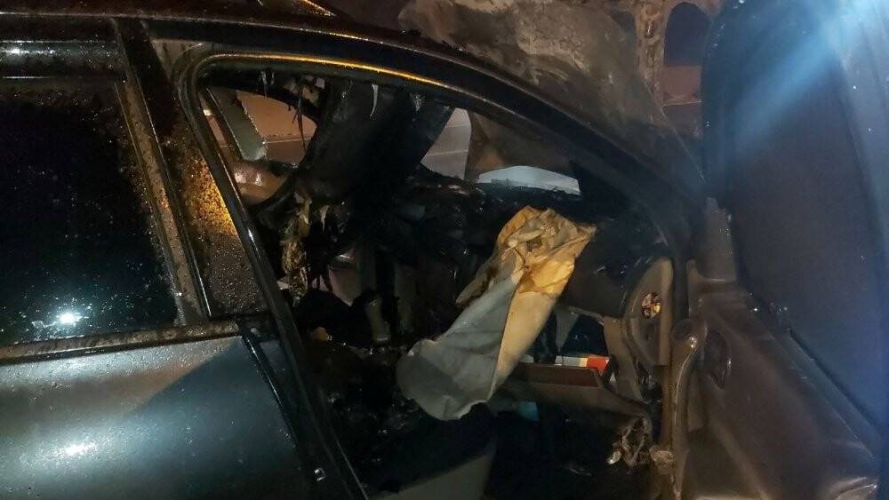 Seyir halindeki otomobil alev topuna döndü