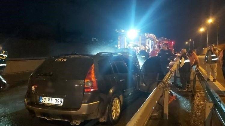 Seyir halindeki otomobil alev topuna döndü