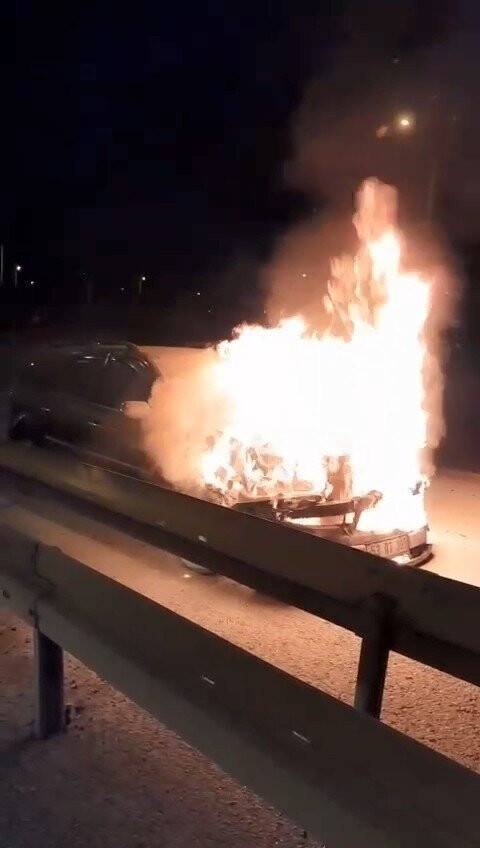 Seyir halindeki otomobil alev topuna döndü