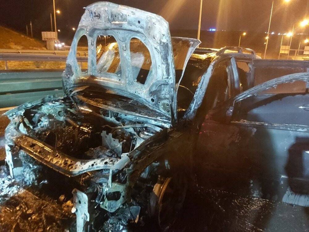 Seyir halindeki otomobil alev topuna döndü