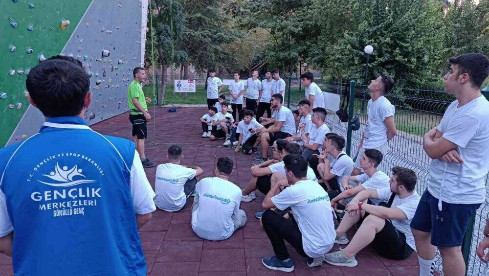 Siirtli gençler tırmanma duvarında keyifli vakit geçirdi