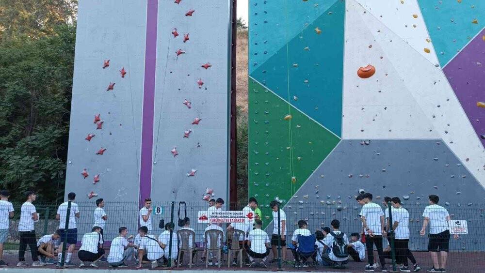 Siirtli gençler tırmanma duvarında keyifli vakit geçirdi