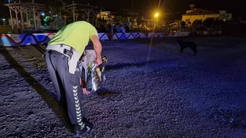 Sokak hayvanlarına polis şefkati
