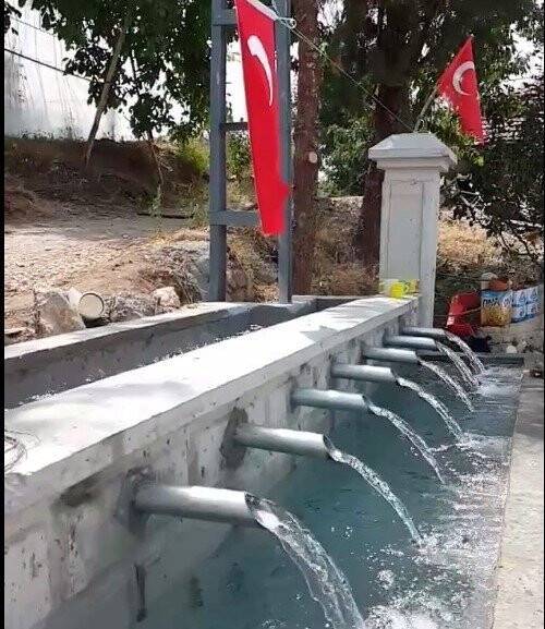 Tarlasından çıkardığı suyu köyüne bağışladı