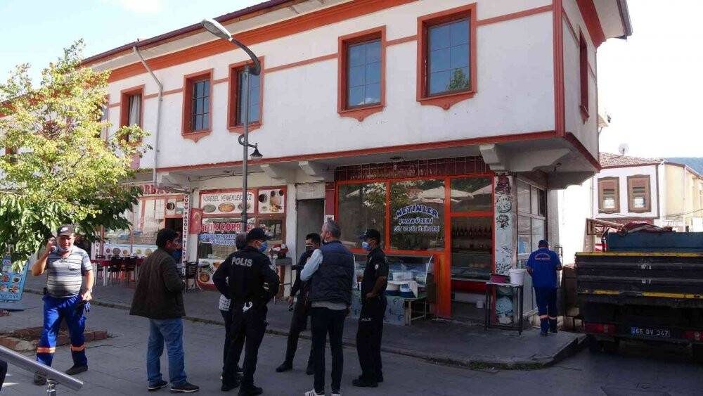 Yaşlı adamın evinden 2 kamyon çöp çıktı