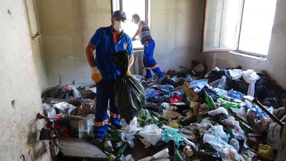 Yaşlı adamın evinden 2 kamyon çöp çıktı