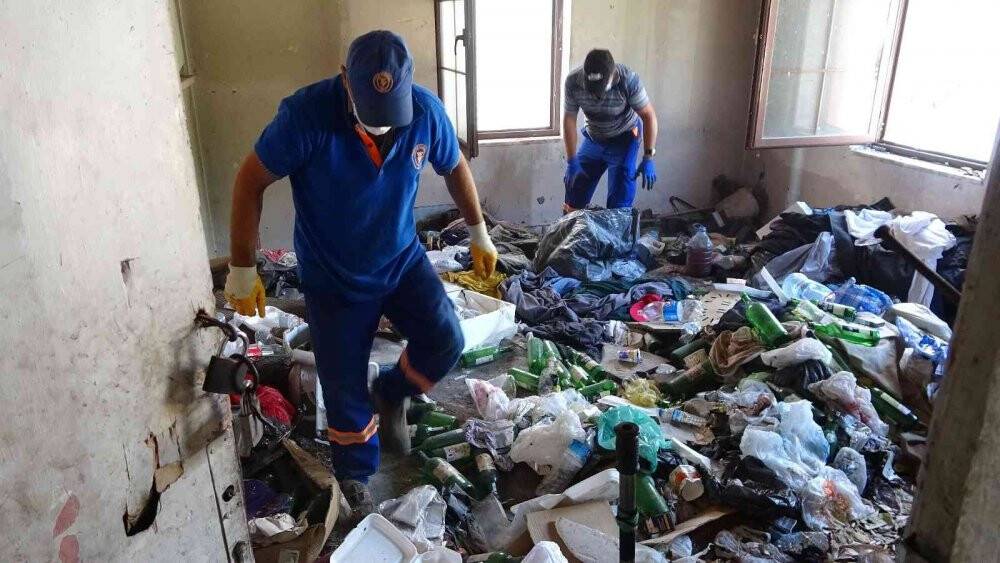 Yaşlı adamın evinden 2 kamyon çöp çıktı