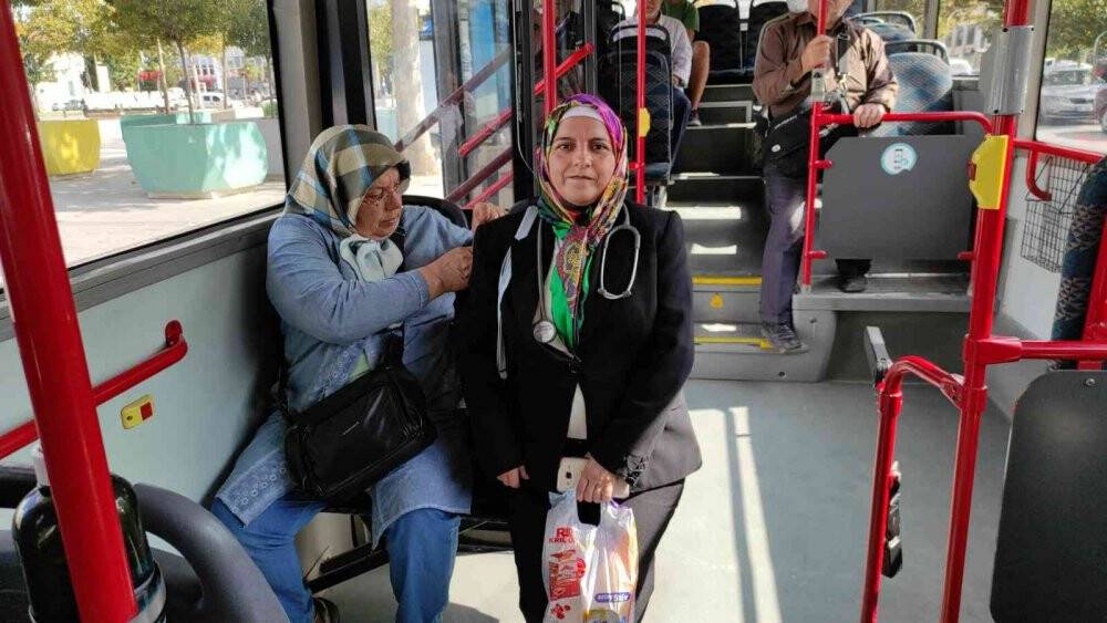 Yaşlı kadına belediye otobüsünde stetoskopuyla müdahale etmişti, o anları anlattı
