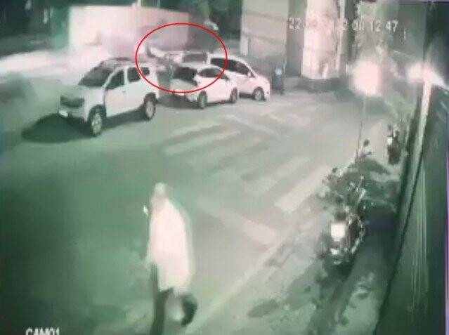 5 arkadaşın takla atan otomobilden burunları kanamadan çıktığı kaza anı kamerada