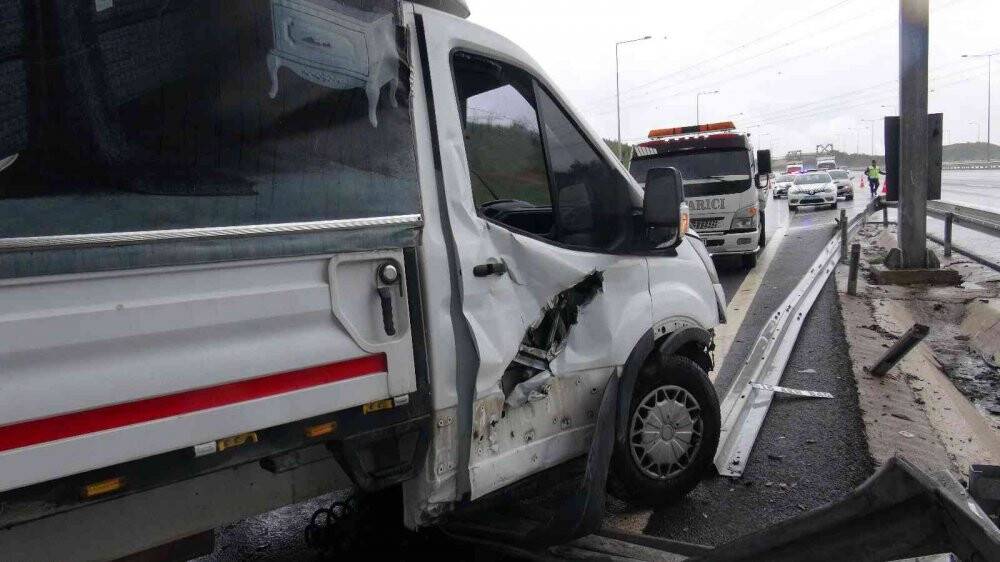 Ayağı direksiyona sıkışan sürücüyü itfaiye ekipleri camı kırarak kurtardı