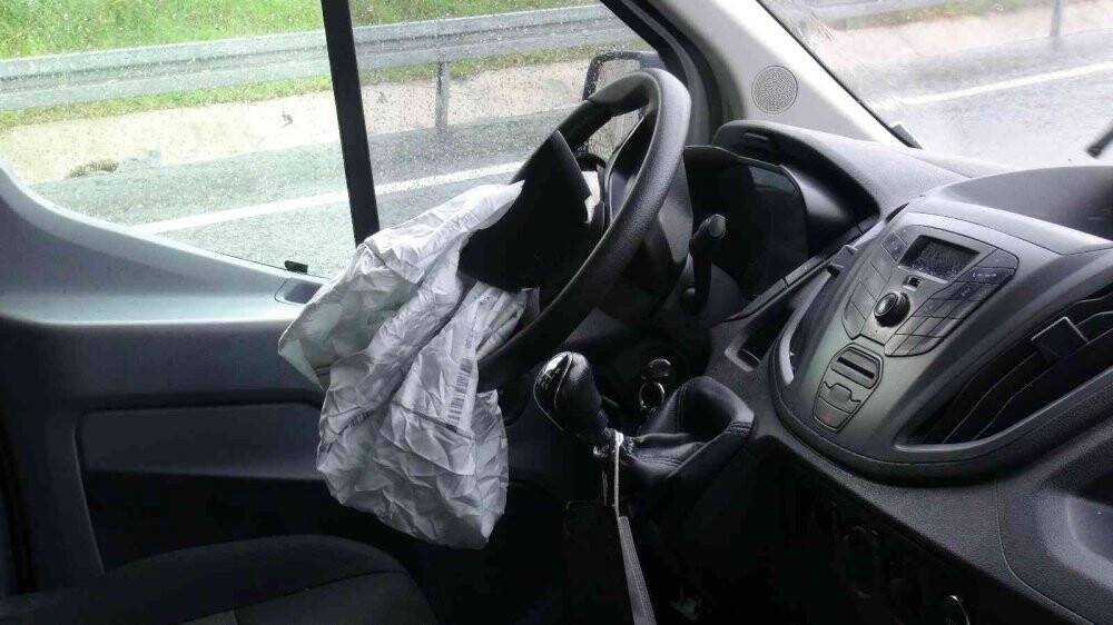 Ayağı direksiyona sıkışan sürücüyü itfaiye ekipleri camı kırarak kurtardı