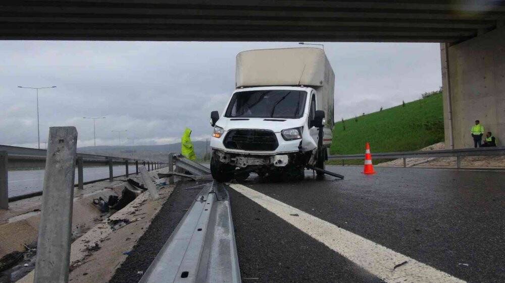 Ayağı direksiyona sıkışan sürücüyü itfaiye ekipleri camı kırarak kurtardı