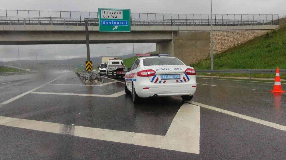 Ayağı direksiyona sıkışan sürücüyü itfaiye ekipleri camı kırarak kurtardı