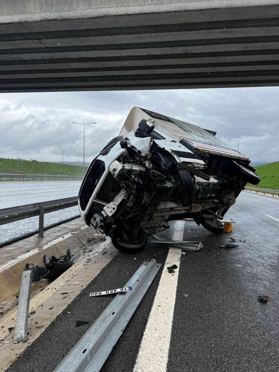 Ayağı direksiyona sıkışan sürücüyü itfaiye ekipleri camı kırarak kurtardı