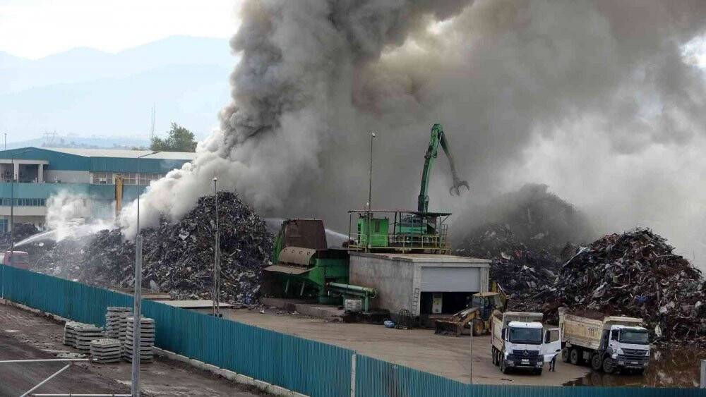 Geri dönüşüm tesisinde çıkan yangına müdahale sürüyor