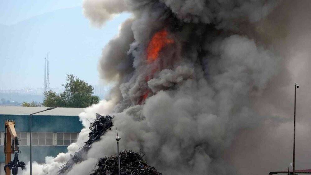 Geri dönüşüm tesisinde çıkan yangına müdahale sürüyor