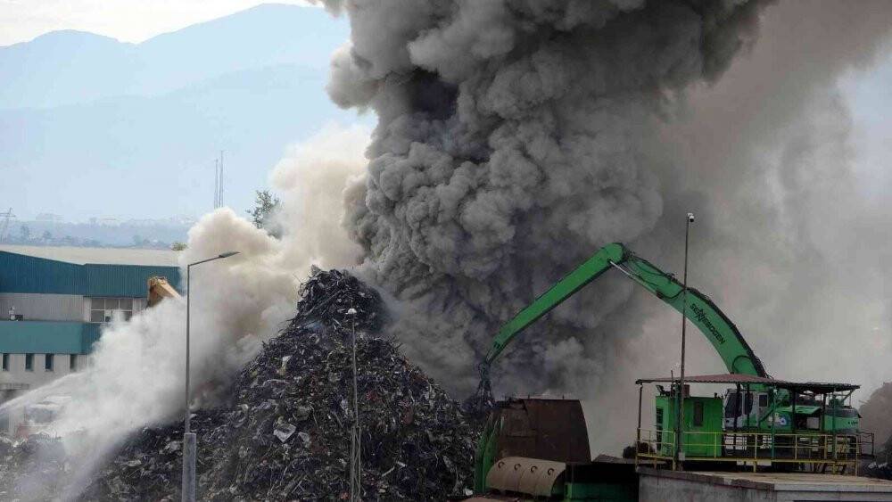 Geri dönüşüm tesisinde çıkan yangına müdahale sürüyor
