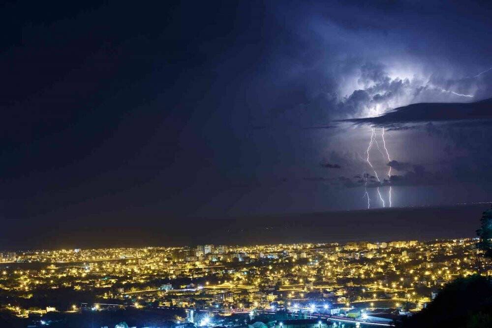 İskenderun Körfezi’nde şimşek fırtınası geceyi aydınlattı