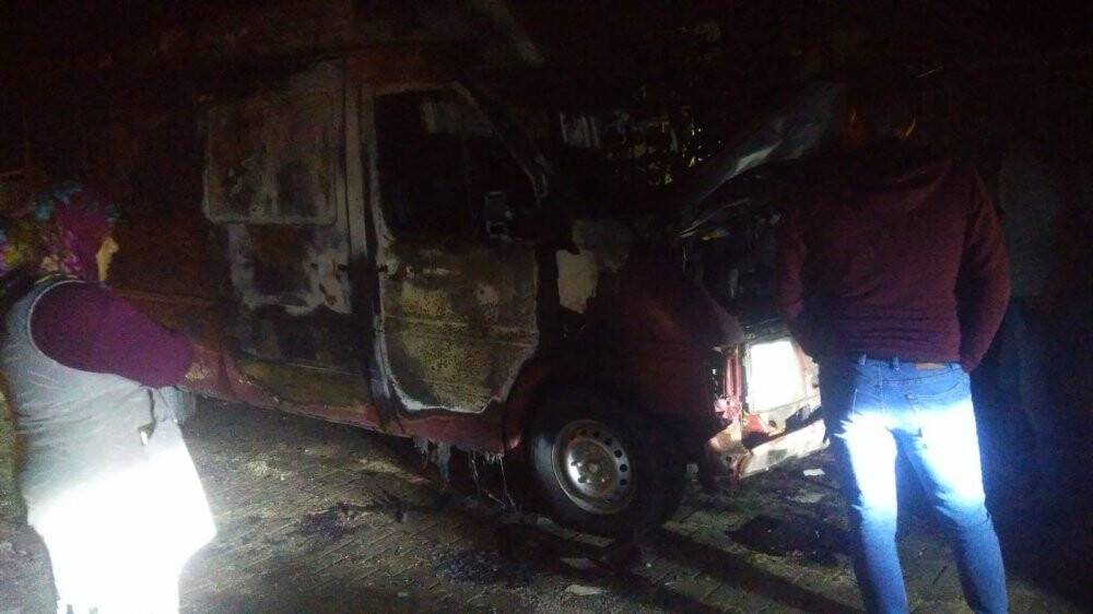 Konya’da park halindeki minibüs alev alev yandı