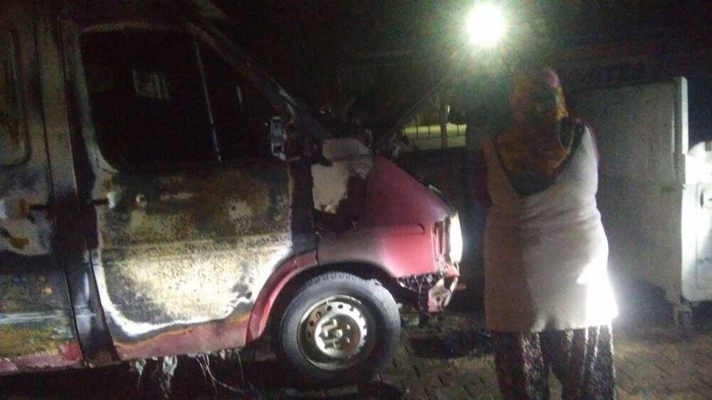 Konya’da park halindeki minibüs alev alev yandı