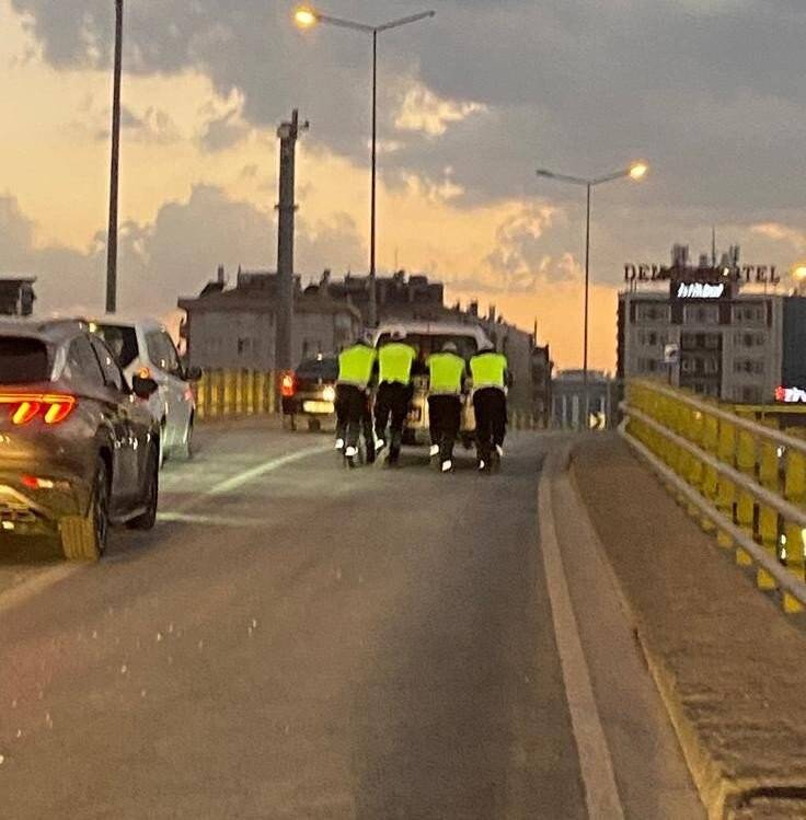 Konya'da trafik polisleri arızalanan aracı yol kenarına kadar ittiler