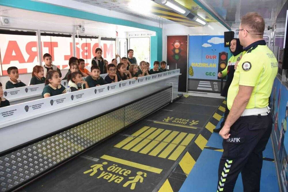 Mobil Trafik Eğitim Tırı ile ilkokul öğrencileri trafik bilinci kazanıyor