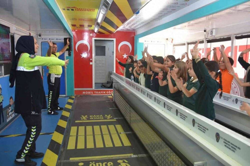 Mobil Trafik Eğitim Tırı ile ilkokul öğrencileri trafik bilinci kazanıyor