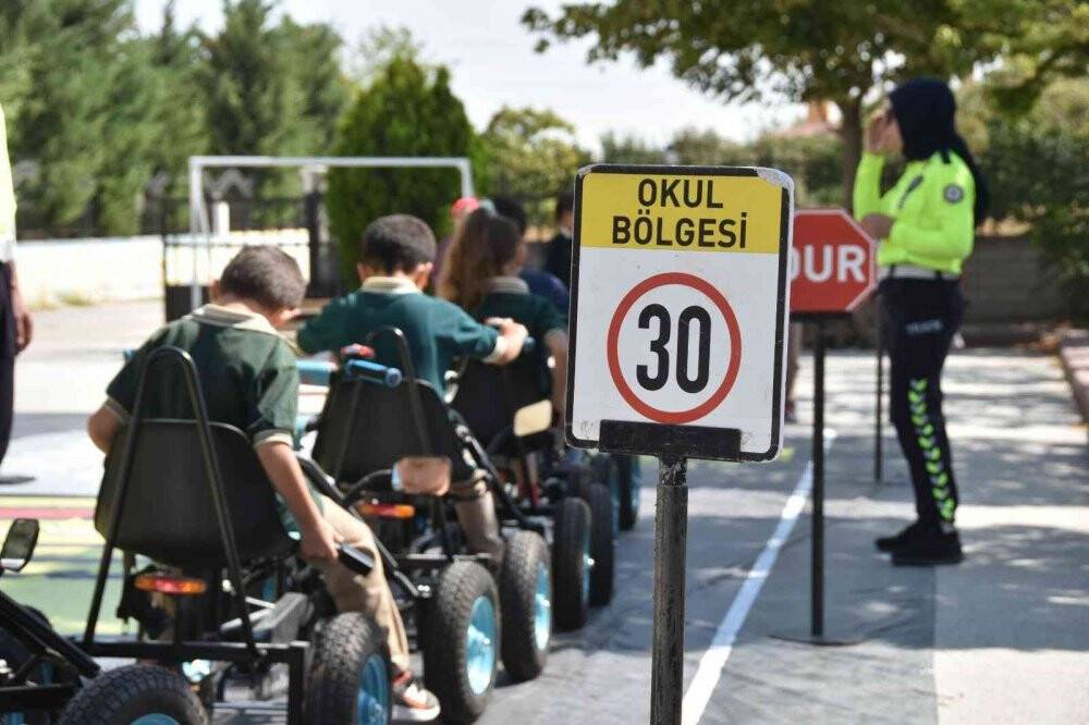 Mobil Trafik Eğitim Tırı ile ilkokul öğrencileri trafik bilinci kazanıyor