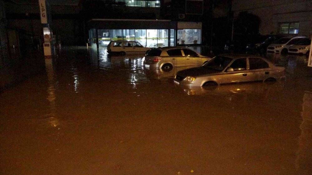 Osmaniye’de gece saatlerinde bastıran sağanak hayatı olumsuz etkiledi