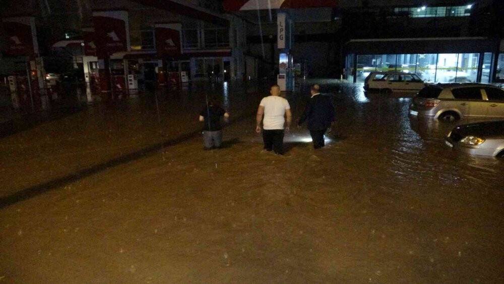 Osmaniye’de gece saatlerinde bastıran sağanak hayatı olumsuz etkiledi
