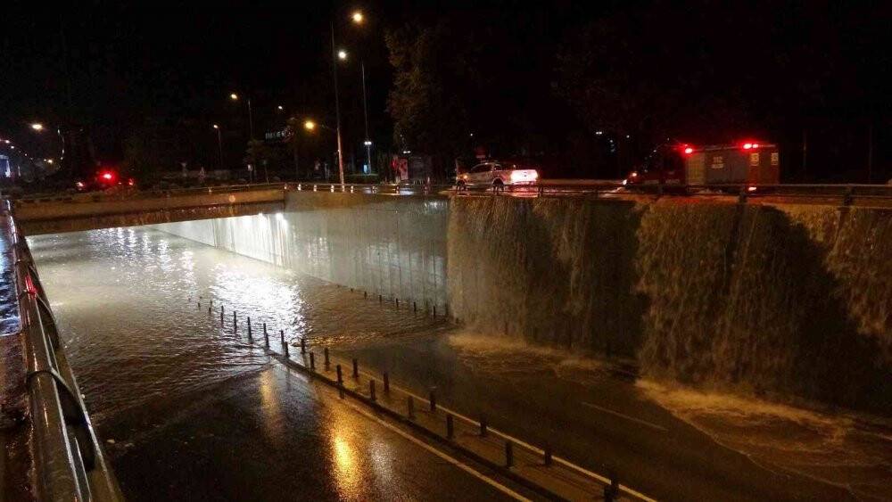 Osmaniye’de gece saatlerinde bastıran sağanak hayatı olumsuz etkiledi