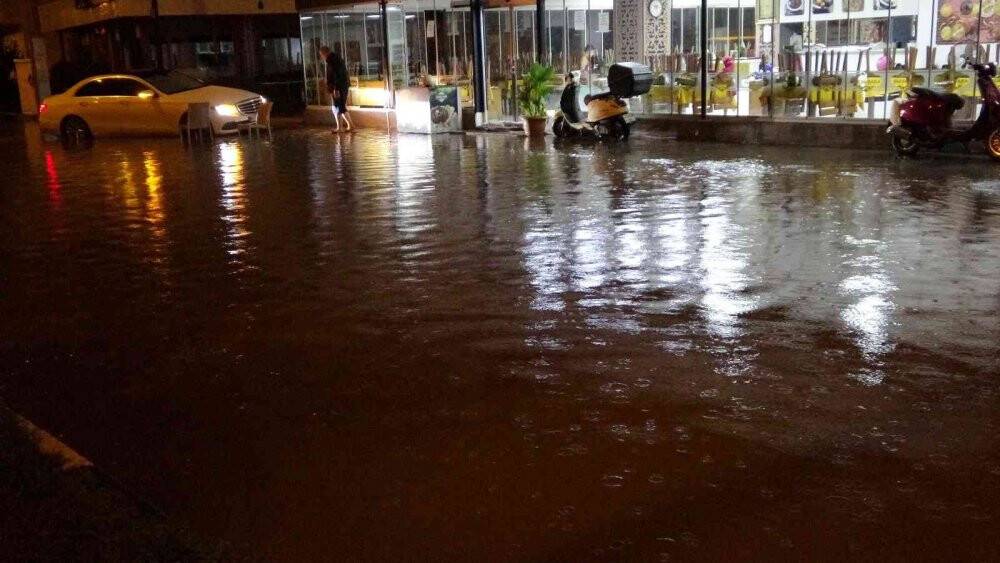 Osmaniye’de gece saatlerinde bastıran sağanak hayatı olumsuz etkiledi