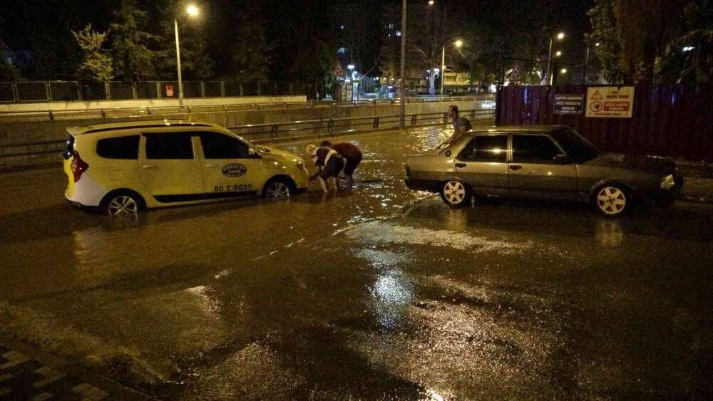 Osmaniye’de gece saatlerinde bastıran sağanak hayatı olumsuz etkiledi