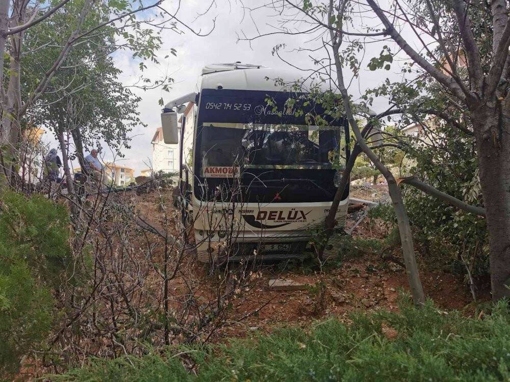 Servis minibüsü bahçeye düştü: 1 ölü