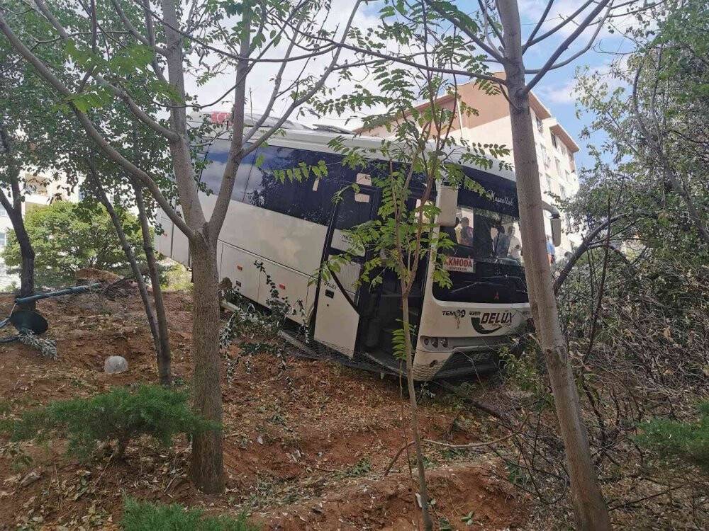 Servis minibüsü bahçeye düştü: 1 ölü