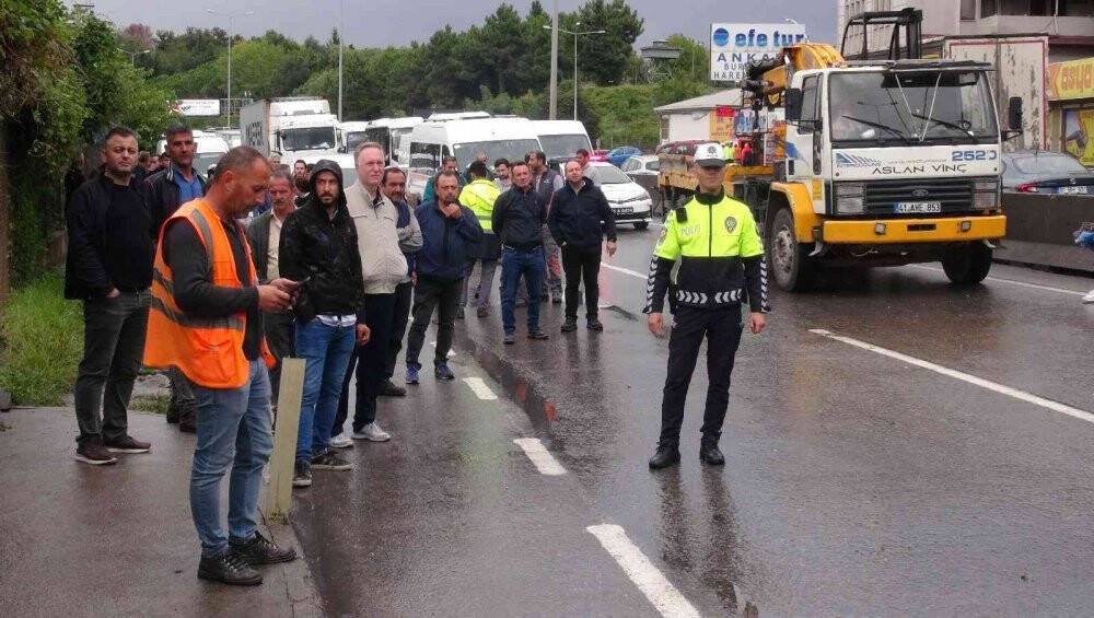 Tır makaslayıp yolu kapatınca trafik felç oldu