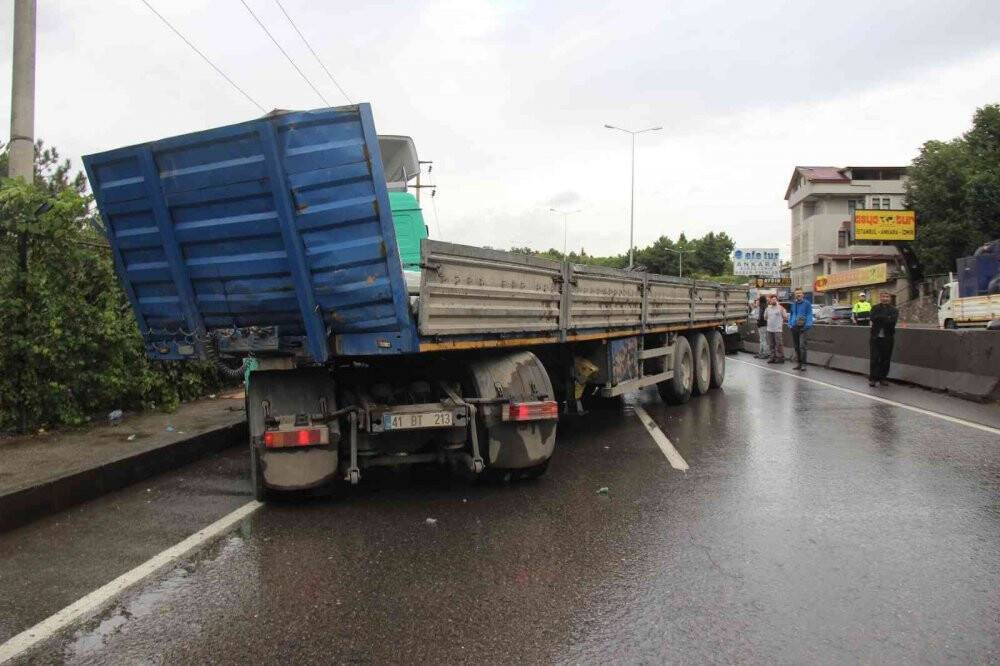 Tır makaslayıp yolu kapatınca trafik felç oldu
