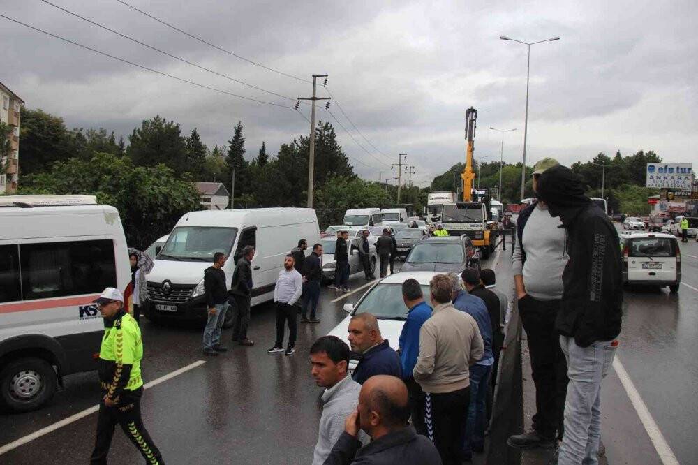 Tır makaslayıp yolu kapatınca trafik felç oldu
