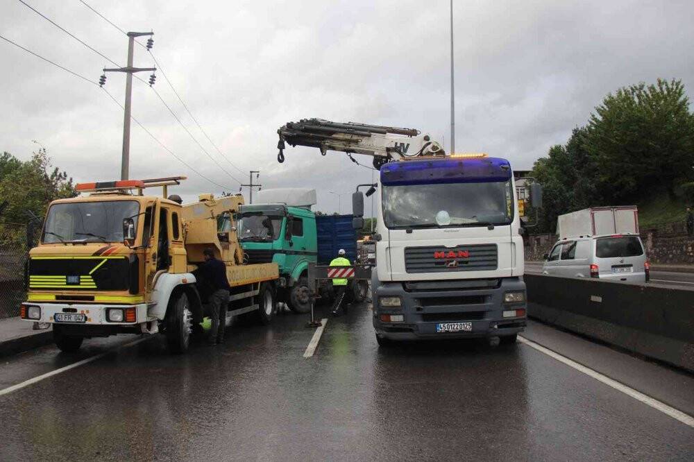 Tır makaslayıp yolu kapatınca trafik felç oldu