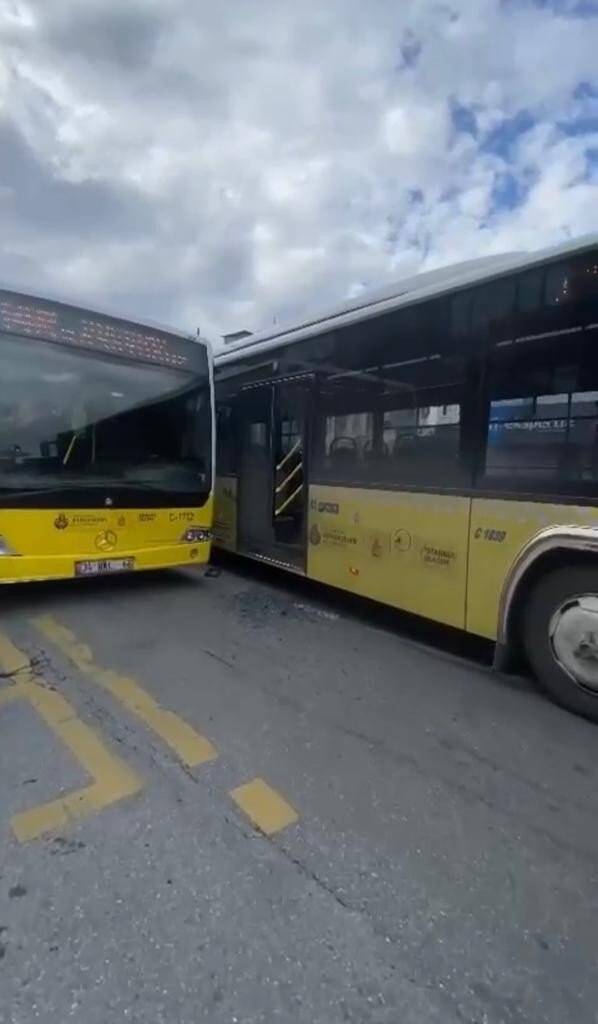 Üsküdar’da İETT otobüsleri kaza yaptı: Yolcular durakta kaldı