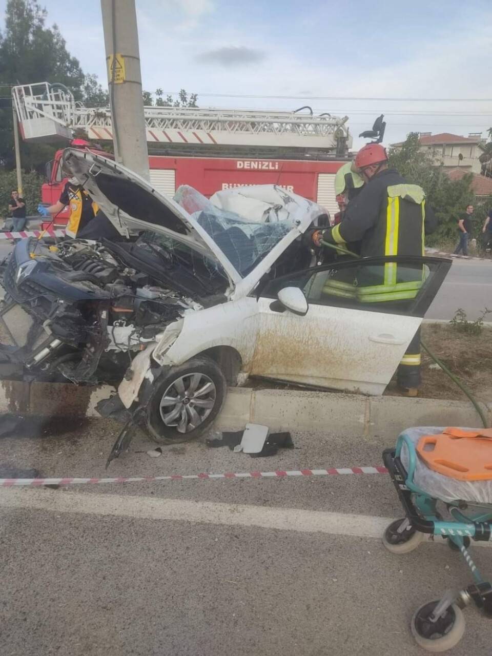 Aydınlatma direğine çarpan otomobilin sürücüsü öldü