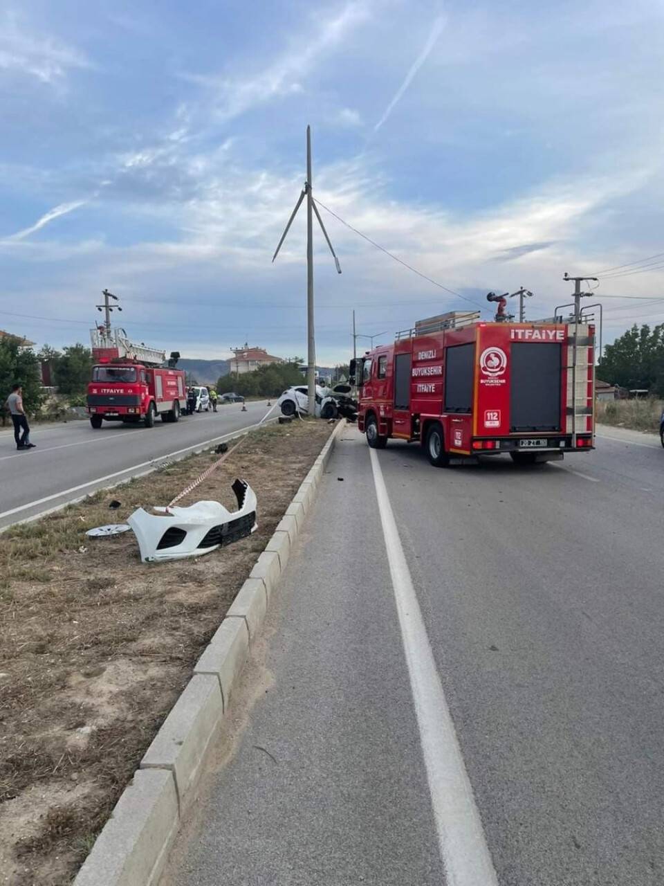 Aydınlatma direğine çarpan otomobilin sürücüsü öldü