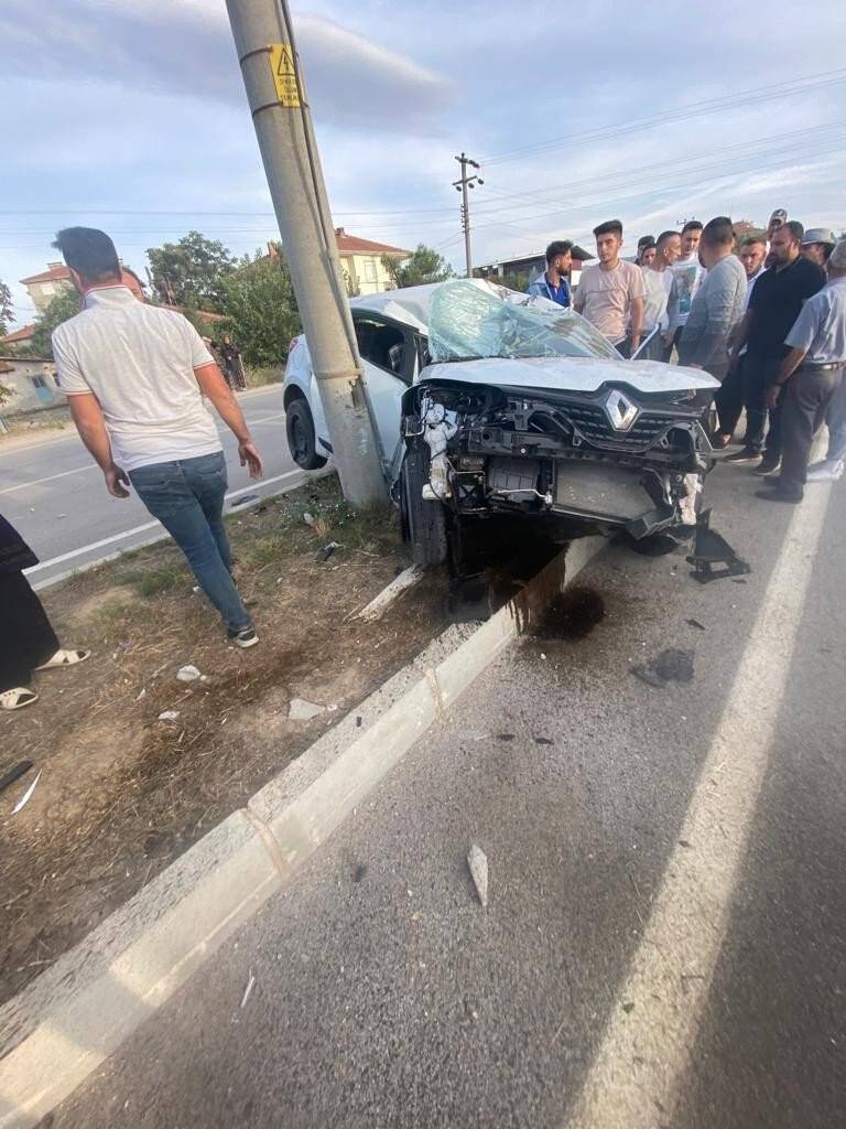 Aydınlatma direğine çarpan otomobilin sürücüsü öldü
