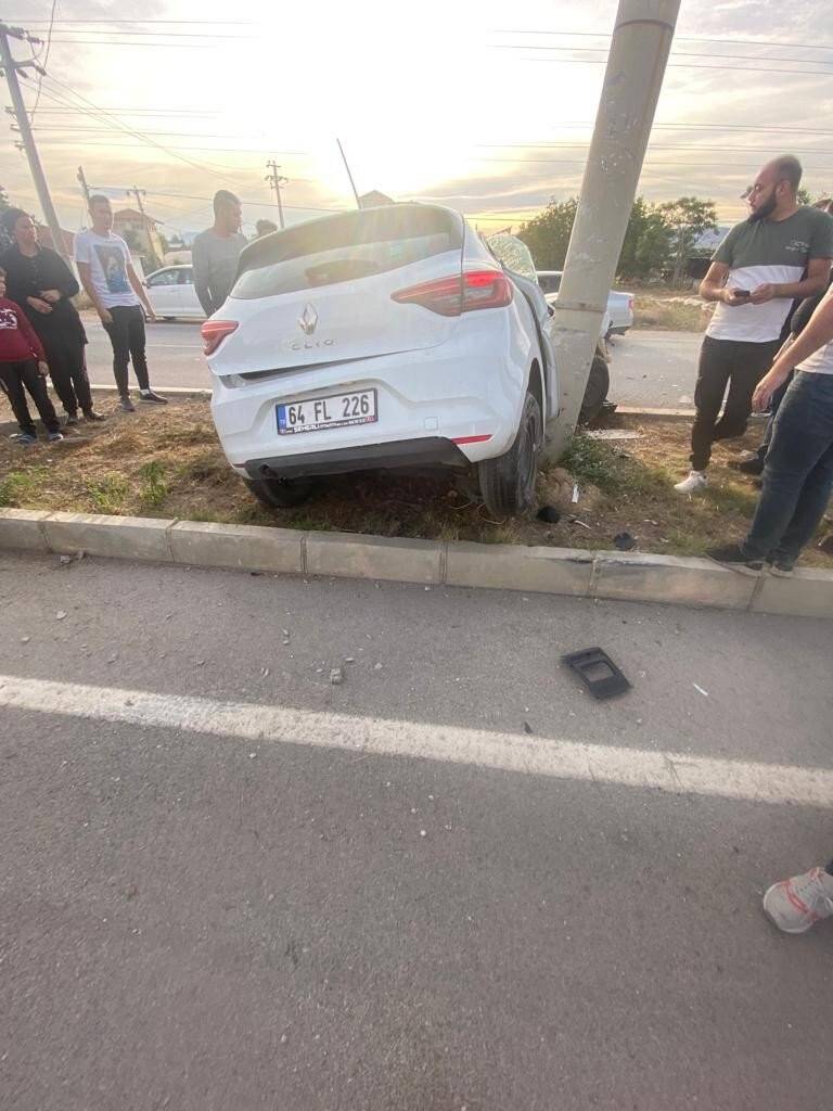 Aydınlatma direğine çarpan otomobilin sürücüsü öldü