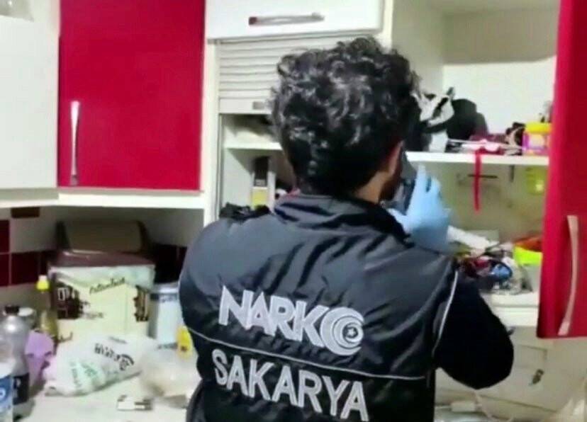 Evin bodrum katına kurduğu özel odalarda uyuşturucu üretiyordu