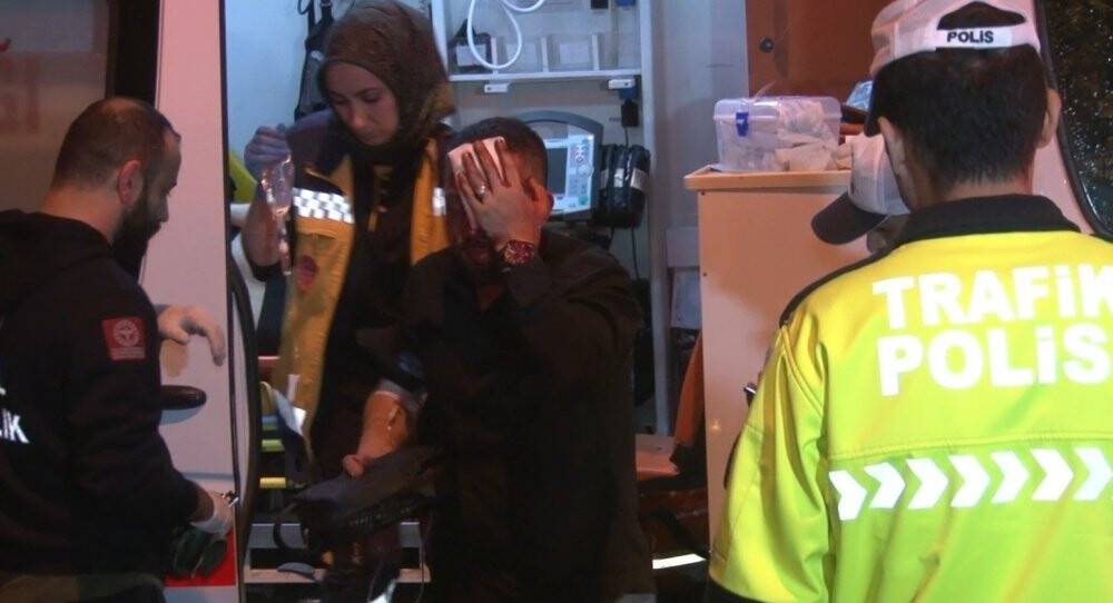 Fatih’te otobüse çarpan otomobil hurdaya döndü, 2 kişi yaralandı