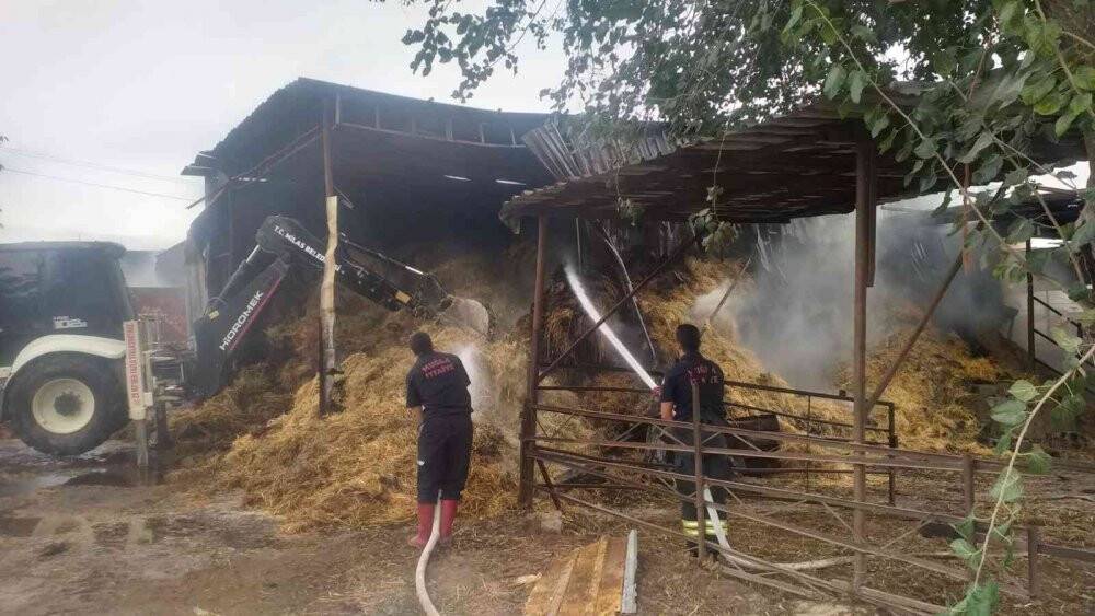 Kaynak makinesinden çıkan kıvılcım samanları kül etti